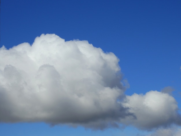 Nuvens brancas sobre o céu de verão