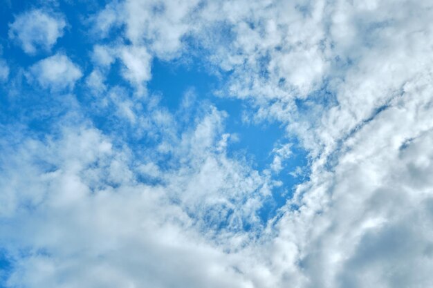 Nuvens brancas sobre um fundo de céu azul