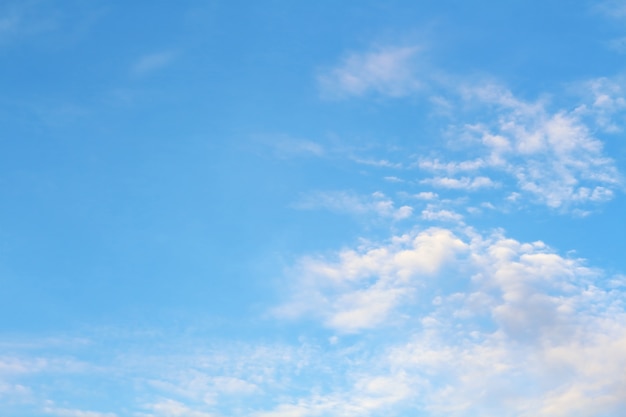 nuvens brancas suaves contra o céu azul