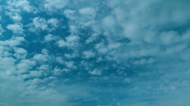 Nuvens brancas suaves movendo-se em fundo de céu azul verão tropical ou luz do sol da primavera sem pássaros e livre