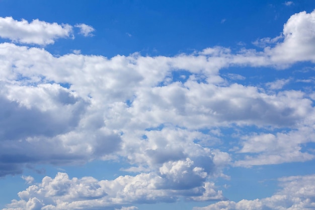 Nuvens brancas texturizadas no fundo do céu azul