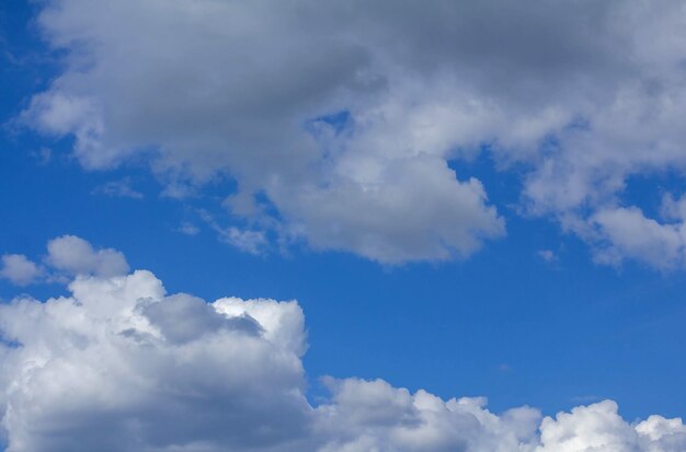 Nuvens brancas texturizadas no fundo do céu azul