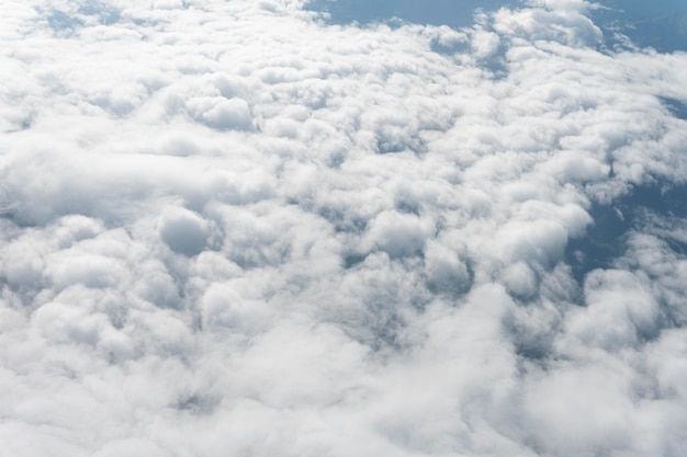 Nuvens brancas vistas de avião