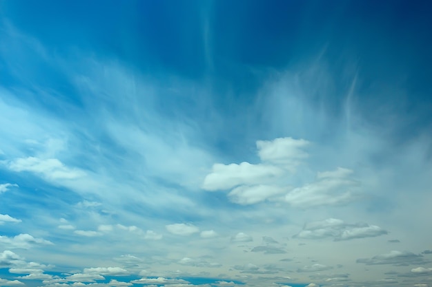 nuvens céu azul/fundo céu azul limpo com nuvens brancas conceito pureza e frescor da natureza