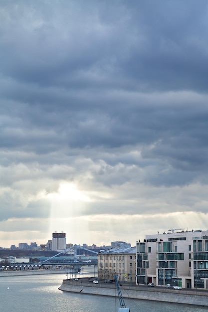 Nuvens chuvosas escuras e raios de sol sobre a cidade de Moscou