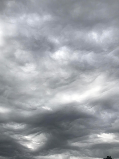 Foto nuvens cinzentas antes da tempestade