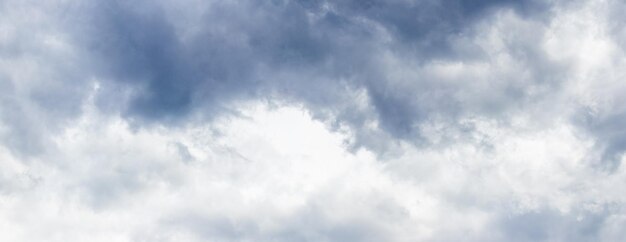 Nuvens cinzentas dramáticas Lindo céu com nuvens brancas e cinzentas