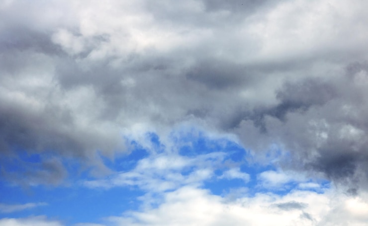 Foto nuvens cinzentas no céu azul