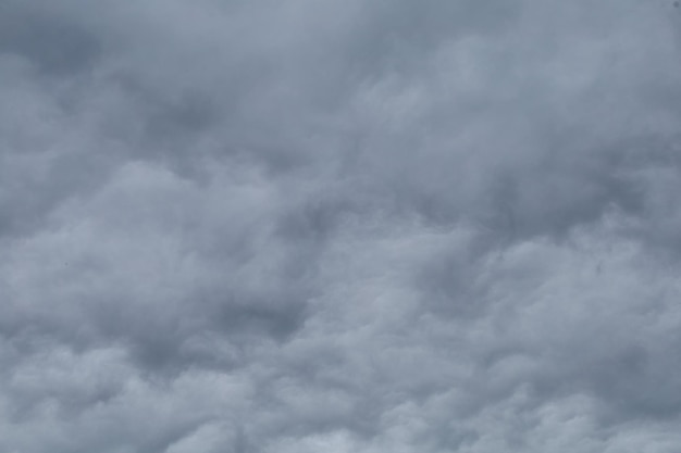 Nuvens cinzentas pesadas antes da chuva