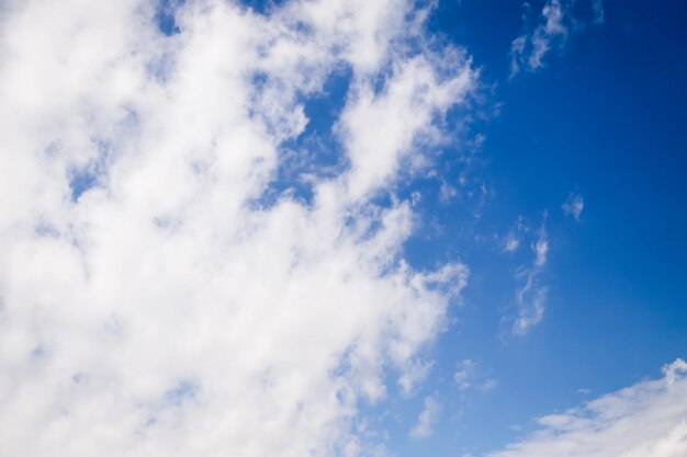 Nuvens Cirrocumulus no fundo do céu azul