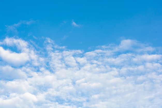 Nuvens cirros no céu azul.