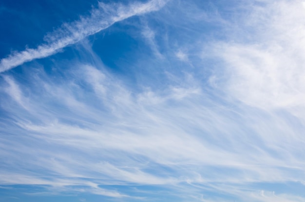 Nuvens cirrostratus em um céu azul em um dia ensolarado