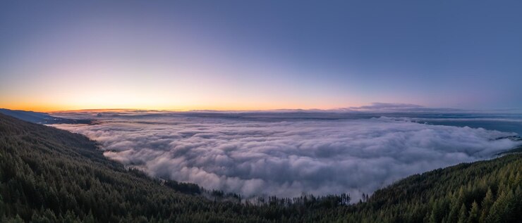Foto nuvens cobrindo a paisagem montanhosa canadense fundo aéreo