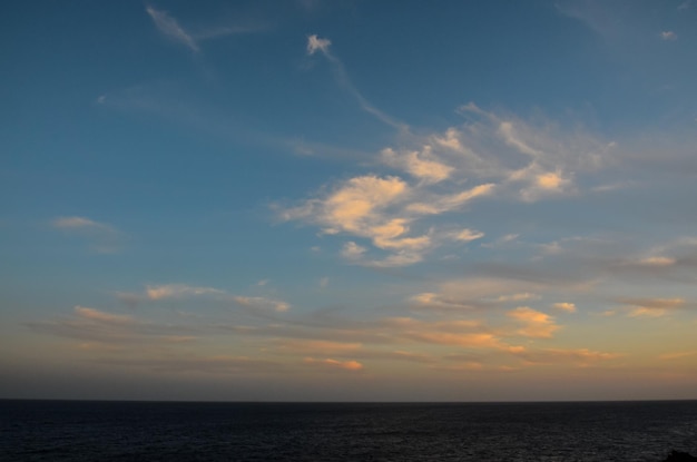 Nuvens coloridas ao pôr do sol