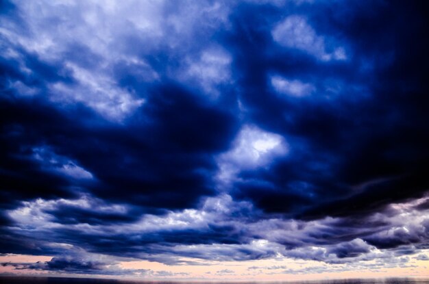 Nuvens coloridas ao pôr do sol