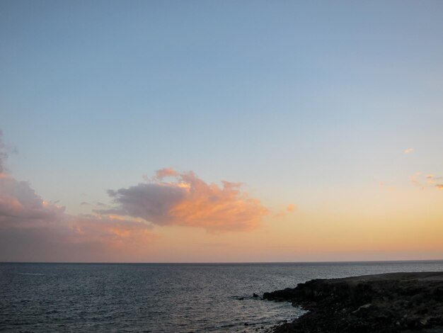 Nuvens coloridas ao pôr do sol