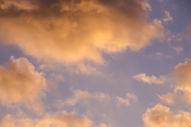 Nuvens coloridas ao pôr do sol