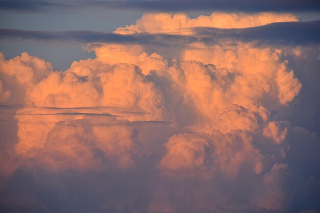 Nuvens coloridas ao pôr-do-sol