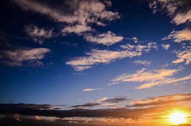 Nuvens coloridas ao pôr do sol