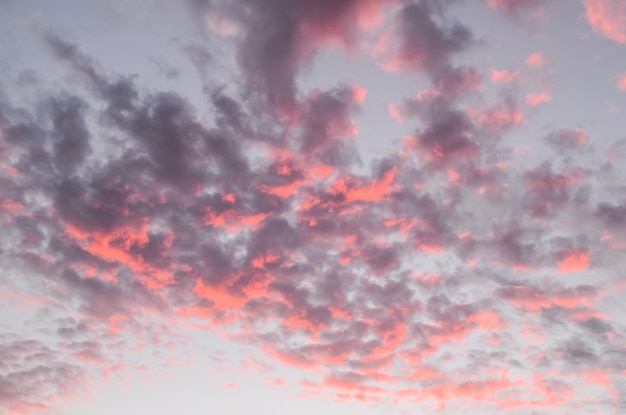 Nuvens coloridas ao pôr do sol