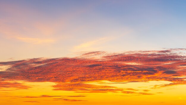 Foto nuvens coloridas criadas pela luz do sol, fundo de belos fenômenos naturais