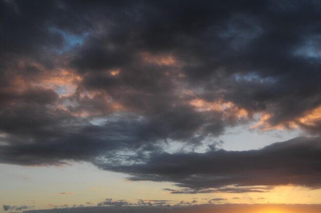 Nuvens coloridas do pôr do sol sobre o Oceano Atlântico em Tenerife Sul da Espanha