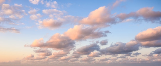 Nuvens coloridas no céu azul na noite