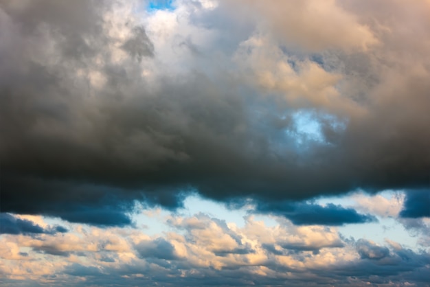 Nuvens coloridas no céu, céu de tempestade