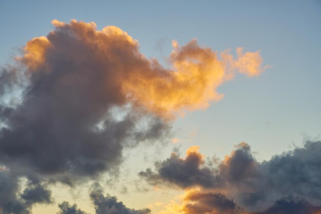 Nuvens coloridas no céu como pano de fundo