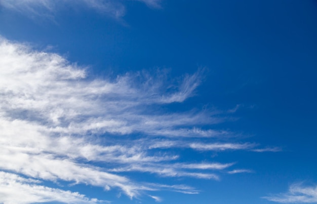 Nuvens com forma alongada exótica no fundo do céu azul