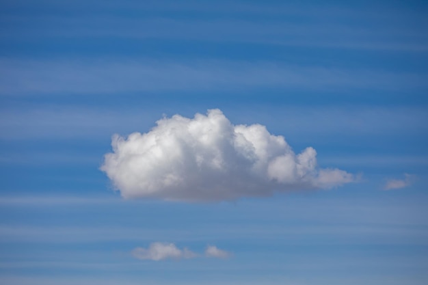 Nuvens com forma alongada exótica no fundo do céu azul