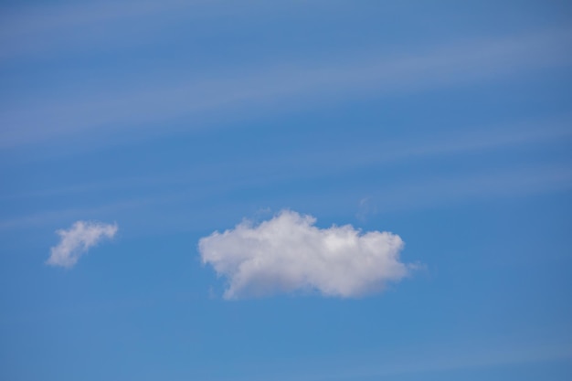 Nuvens com forma alongada exótica no fundo do céu azul