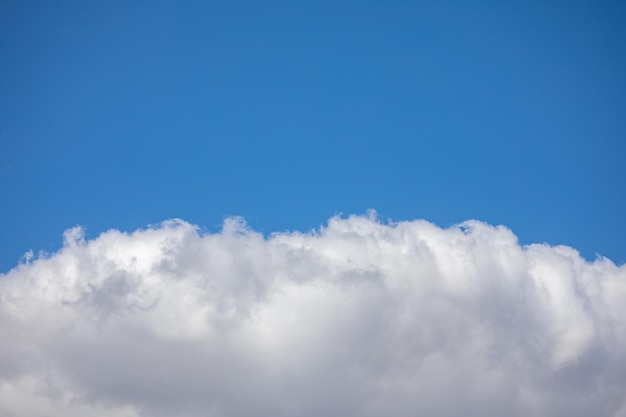 Nuvens com forma alongada exótica no fundo do céu azul