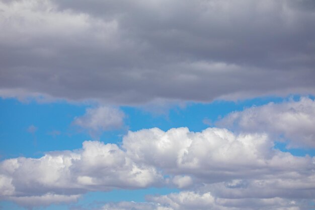 Nuvens com forma alongada exótica no fundo do céu azul