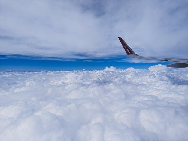 nuvens com fundo de céu azul nuvens fofas no fundo do céu azul