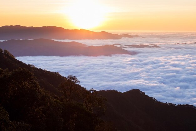 Nuvens como mar e cachoeira em alta montanha Sunrise em Doi Phu Nang National ParkNan Tailândia