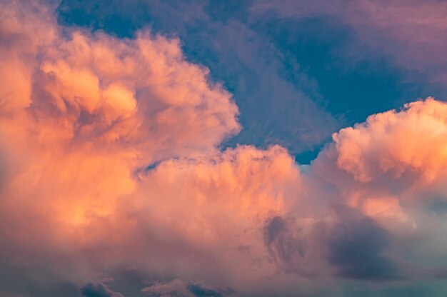 Nuvens cor-de-rosa ao pôr do sol forma incomum e cor do céu Fundo com céu bonito e brilhante