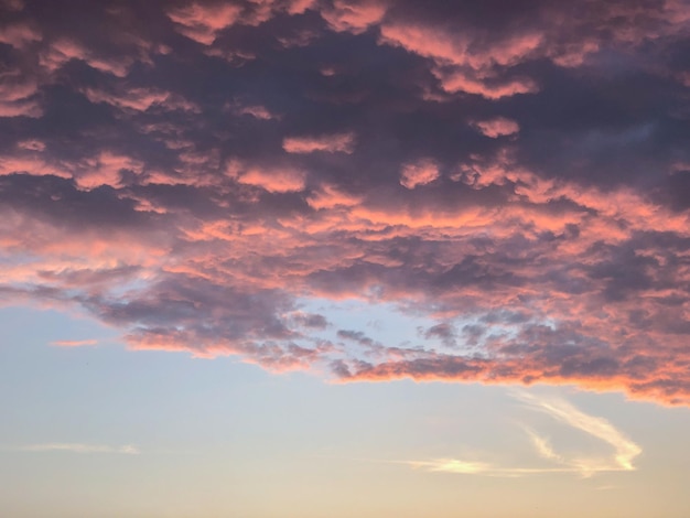 Nuvens cor de rosa dramáticas no céu do pôr do sol