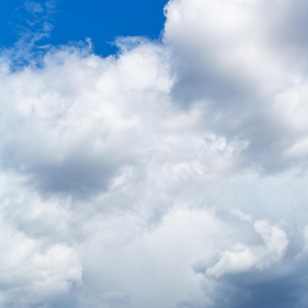 Nuvens cumuli pesadas no céu azul