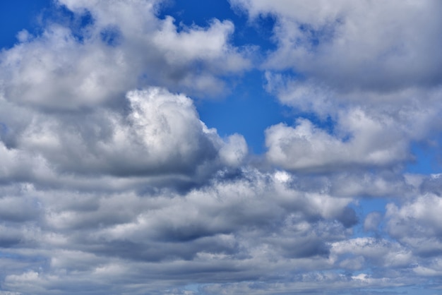 Foto nuvens cúmulos brancas no fundo do céu azul, fundo do fenômeno natural e textura