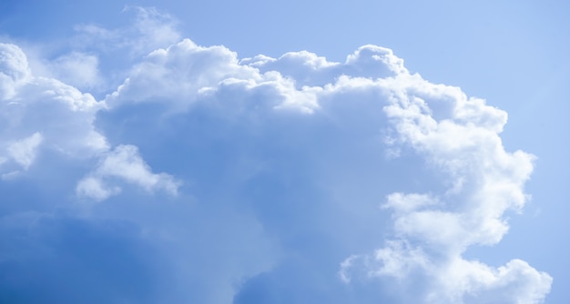 Nuvens cumulus bonitas no céu azul.