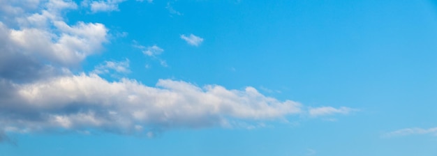 Nuvens cumulus brancas no céu azul