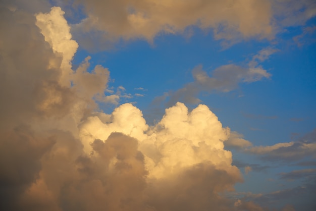 Foto nuvens cumulus céu azul do sol do céu