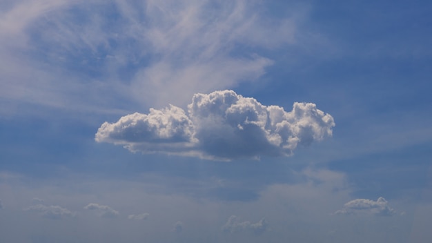Nuvens cumulus com céu azul em um dia ensolarado de verão. Cloudscape bonito como panorama de fundo da natureza. Clima maravilhoso de luz natural com nuvem branca flutuando, criando uma forma abstrata
