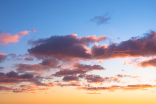 Nuvens cumulus contrastantes com uma forma de halo rosa ao redor do clima gradiente após o pôr do sol