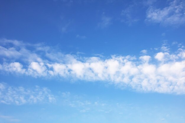 Nuvens cumulus em um céu azul brilhante