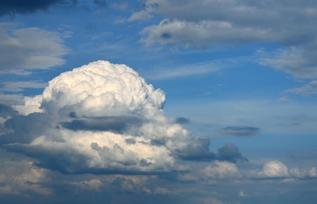 Foto nuvens cumulus fofas no céu azul