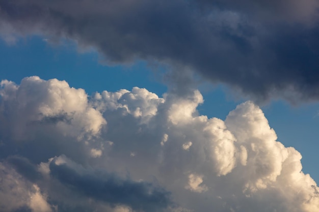 Nuvens cumulus fofas no fundo do céu azul Cloudscape cor branca e cinza