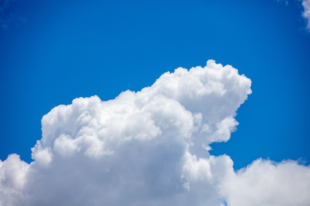 Nuvens cumulus fofas no fundo do céu azul Cloudscape cor branca e cinza