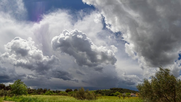 Nuvens Cumulus gigantes antes da tempestade de verão que se aproxima em uma vila na ilha grega na Grécia